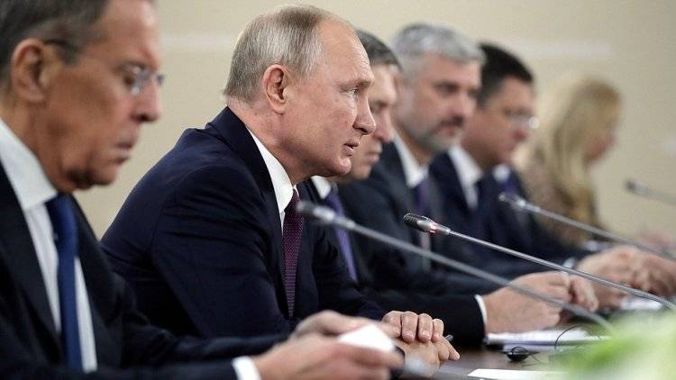 Путин оценил вклад фонда «Русский мир» в повышение авторитета России