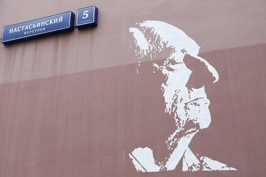 Граффити с изображением Захарова восстановили артисты "Ленкома"