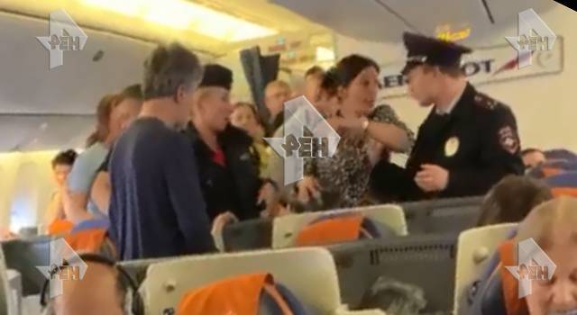 Муж Вележевой отказался говорить о выходке актрисы на борту самолета