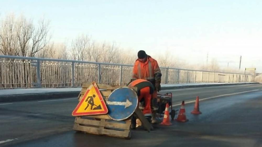 В Архангельске на мосту через Соломбалку отремонтировали лопнувшее покрытие