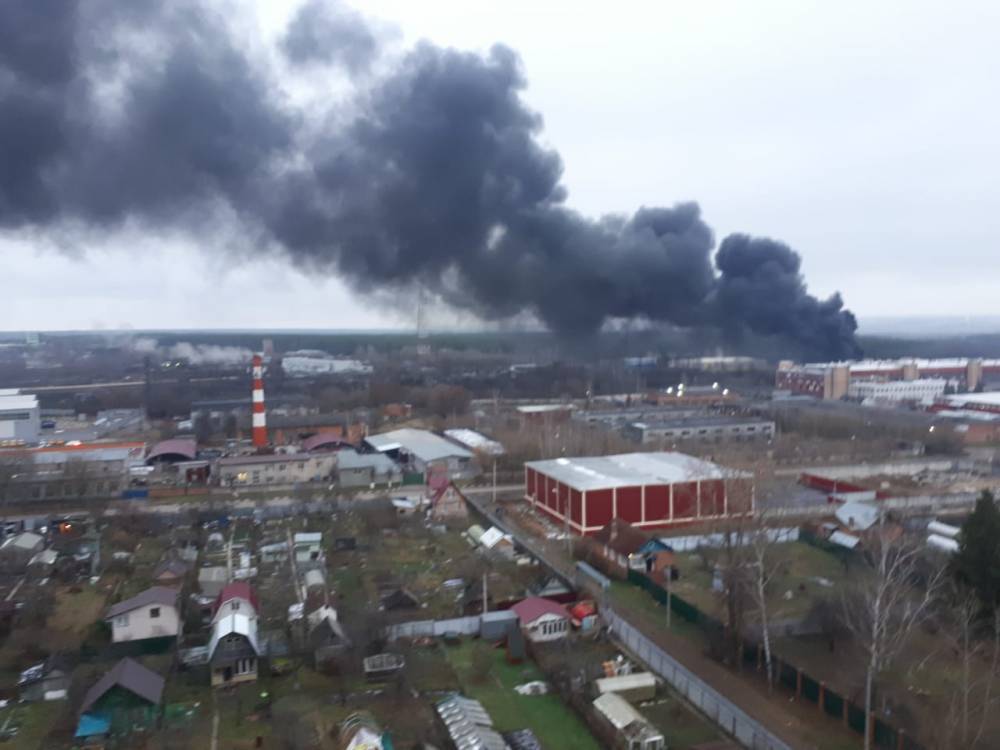 Видео: в подмосковном Серпухове вспыхнул сильный пожар