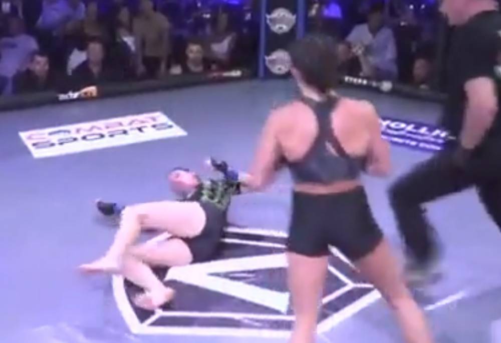 Видео: девушка-боец MMA нокаутировала соперницу подножкой