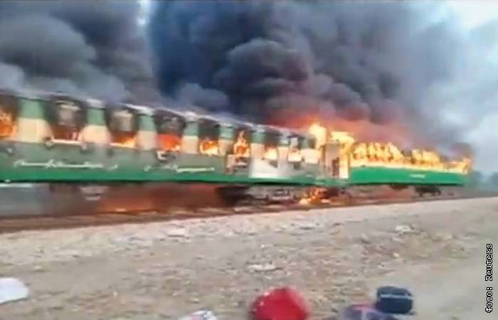 В Пакистане десятки людей погибли при пожаре в пассажирском поезде