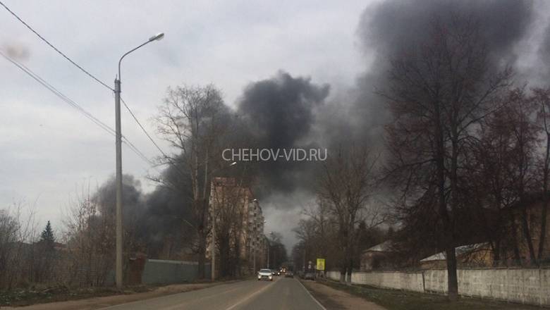 В подмосковном Чехове возник крупный пожар на складе древесины