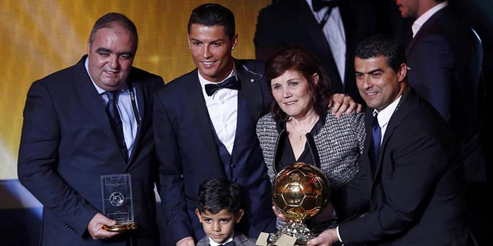Мать Роналду: футбольная мафия не дает сыну выиграть больше "Золотых мячей"