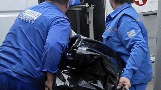 Двух мужчин нашли мертвыми в подъезде дома в Петербурге
