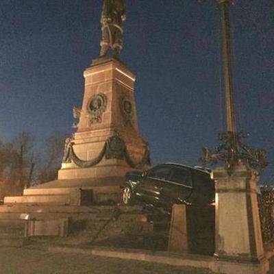 В Иркутске водитель въехал в памятник