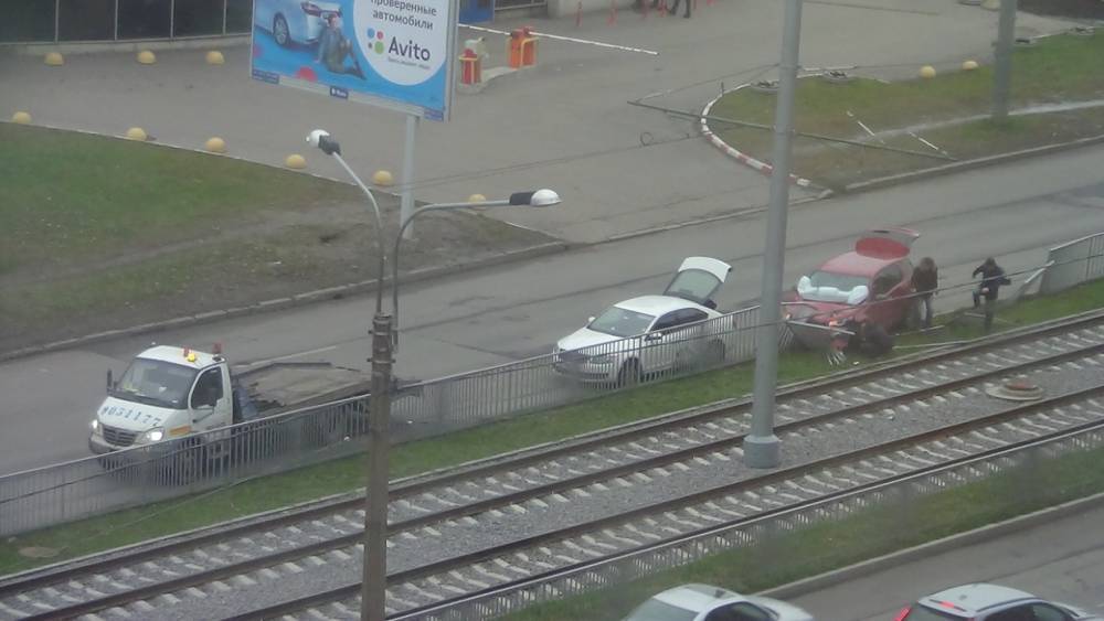 Иномарка снесла ограждение выделенной полосы «Чижиков» на Ириновском проспекте