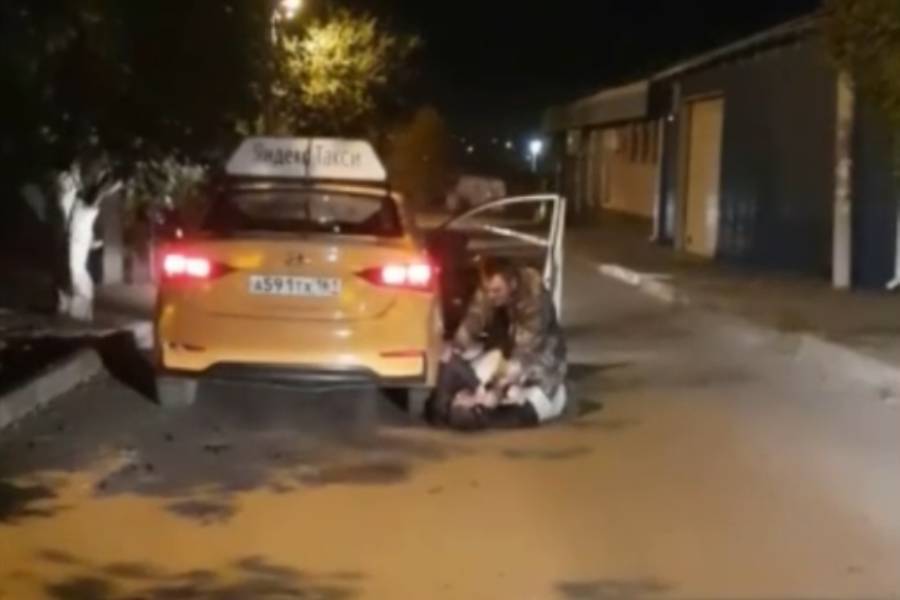 Видео: таксист избил "жадного" пассажира из-за 100 рублей