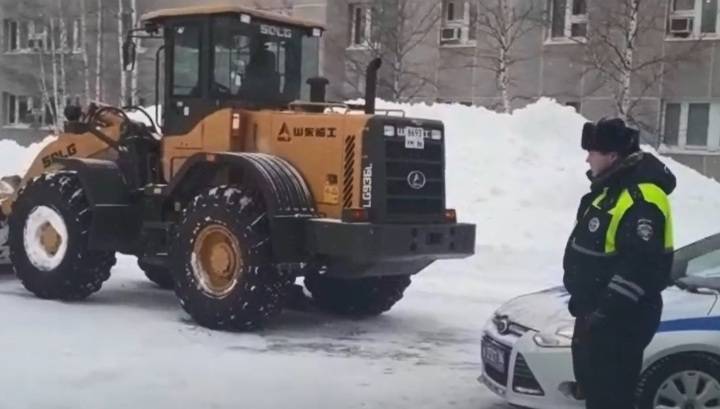 Трактор насмерть переехал женщину во время уборки снега в Сургуте. Видео