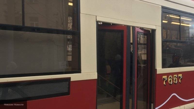 Два человека попали под трамвай в Петербурге, один из них скончался на месте