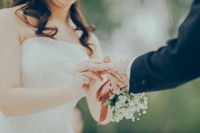 Молодожены в ярости после того, как незнакомец сделал предложение своей девушке на их свадьбе