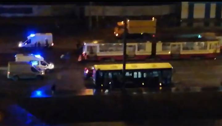 В Санкт-Петербурге трамвай сбил пешеходов, один погиб на месте