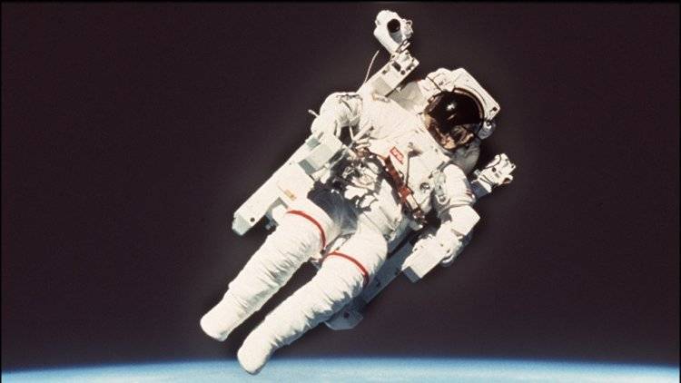 НАСА сообщило о протечке скафандра астронавта при выходе в открытый космос