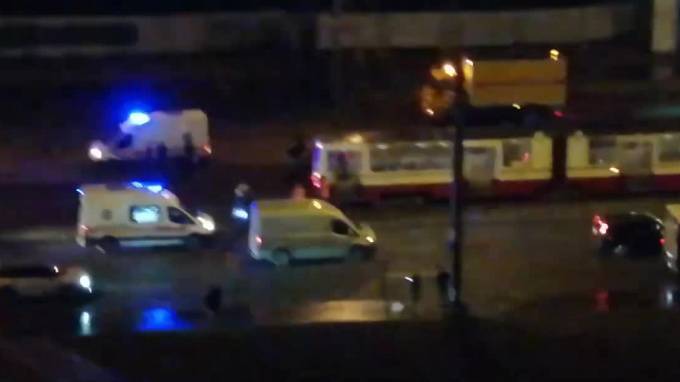На Дальневосточном трамвай сбил двоих петербуржцев, один погиб