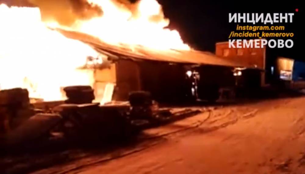 В Сети появилось видео пожара на стройбазе в центре Кемерова