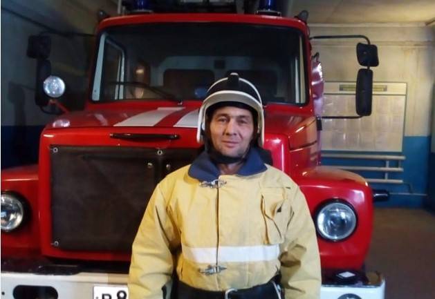 Пожарный спас детей из горящего дома в Амурской области