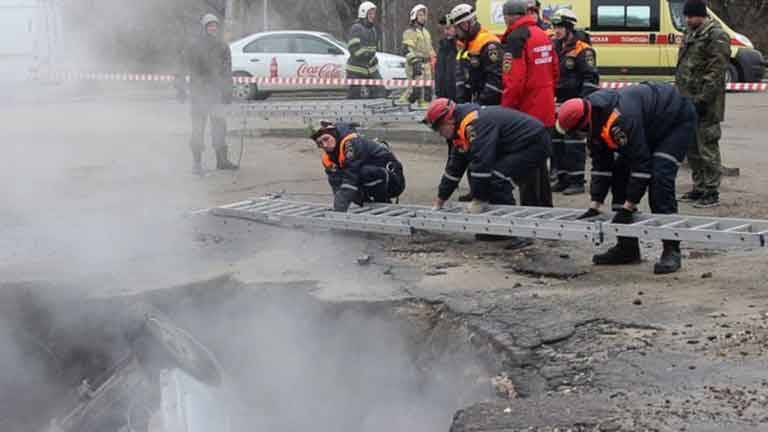Трагедия в Пензе: машина с людьми упала в яму с кипятком