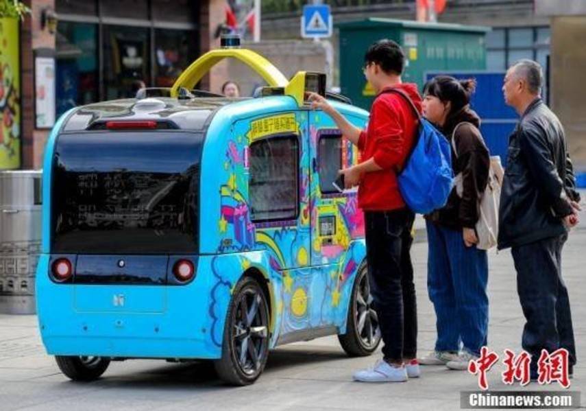 В Китае появились беспилотные ларьки на колесах (Фото)