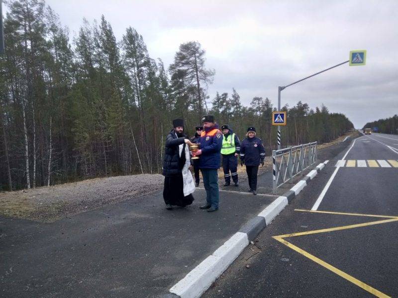 Опасные участки дороги в российском регионе окропили святой водой