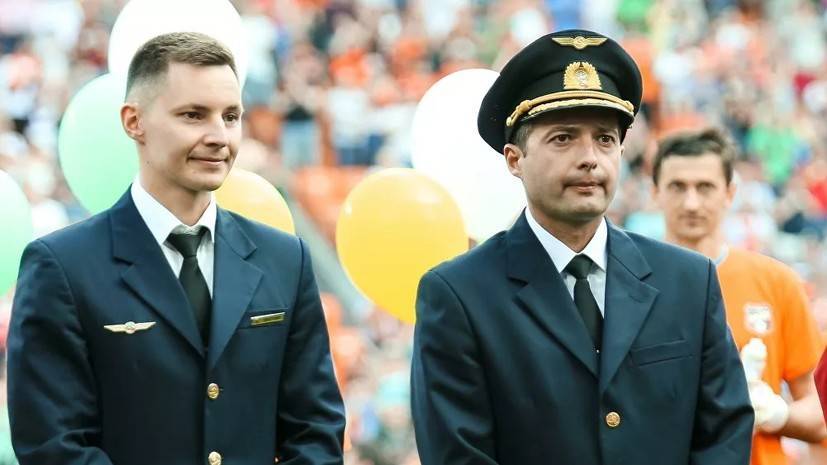 Посадившим в поле A321 пилотам вручат звёзды Героев России в Кремле
