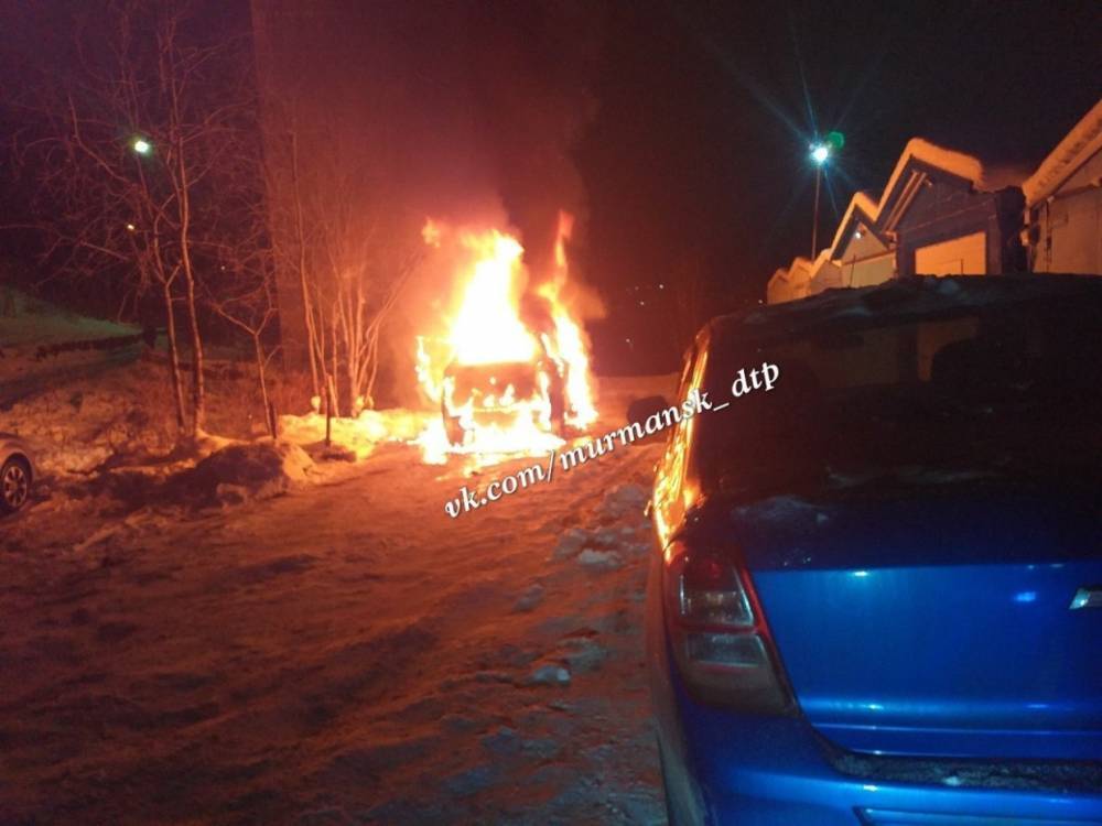 За одно утро в Мурманске сгорела машина и произошла авария