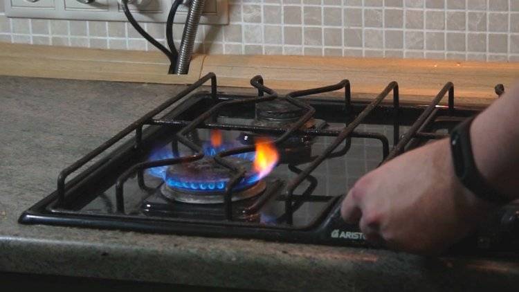 Газовая труба загорелась в жилом доме в Мурманске, эвакуированы более 60 человек
