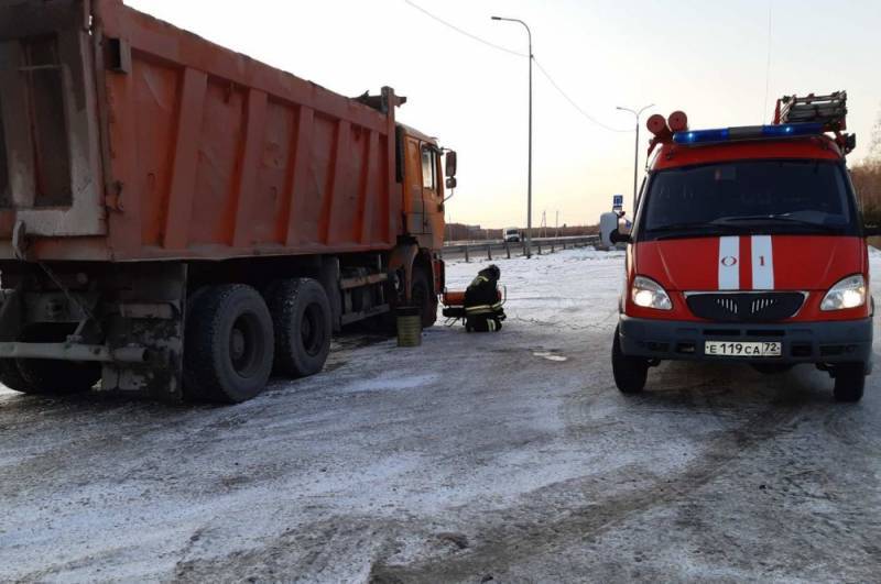 Тюменские спасатели помогли замёрзшему на трассе дальнобойщику из Кузбасса