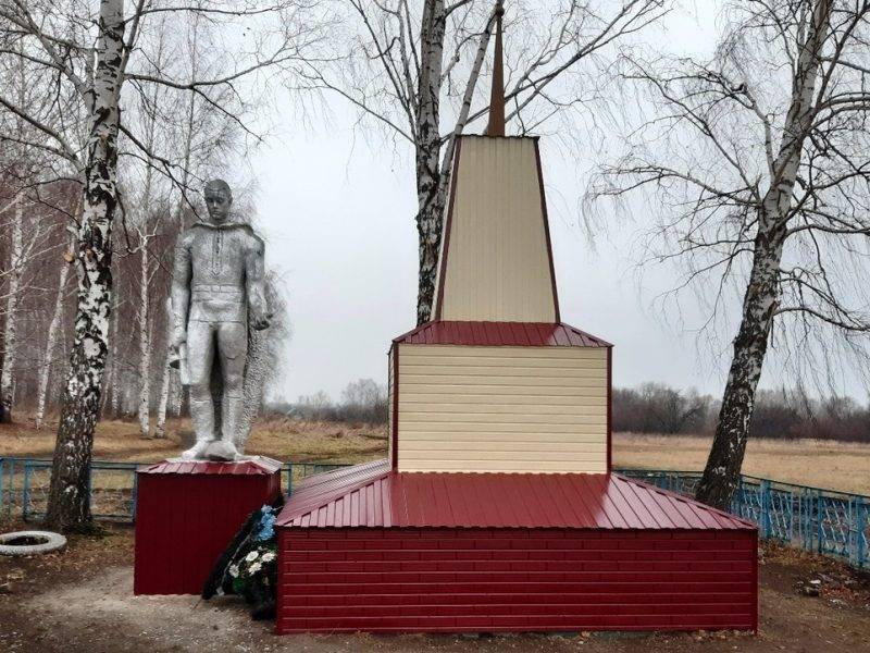 Разбитый памятник героям ВОВ отремонтировали сайдингом