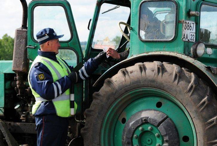 Пьяный тракторист из Удмуртии несколько метров протащил на кабине трактора полицейского