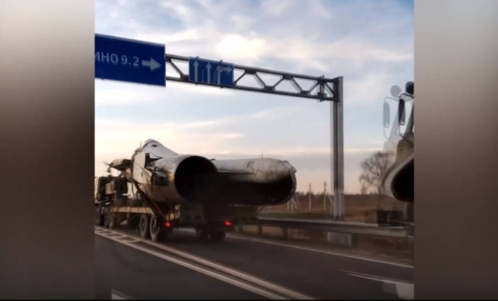 В Калининградской области колонна грузовиков перевезла истребитель