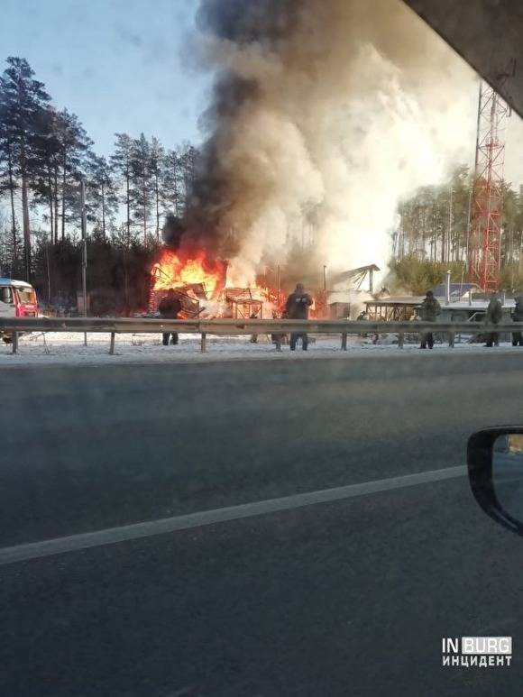В Екатеринбурге рядом с ЕКАД — крупный пожар