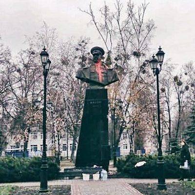 Памятник маршалу Жукову в Харькове облили краской