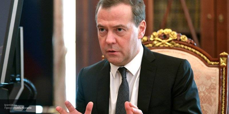 Медведев заявил о необходимости думать над поправками в семейном законодательстве РФ