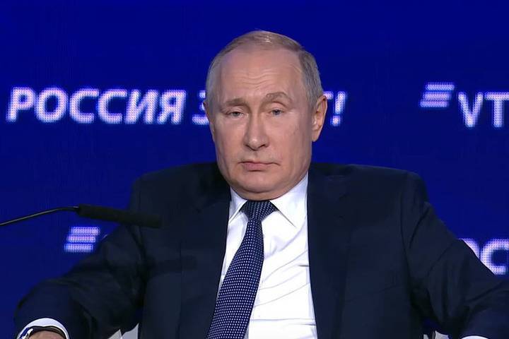Путин пошутил, что его и чиновников «загнали на панель»