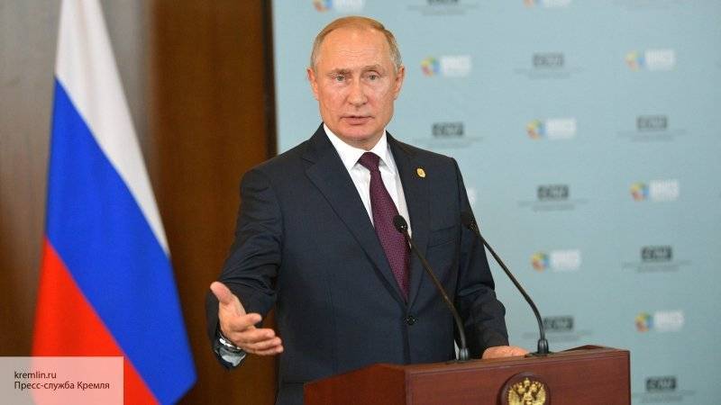 Путин в шутку рассказал, как спикеров форума «Россия зовет!» загнали на панель