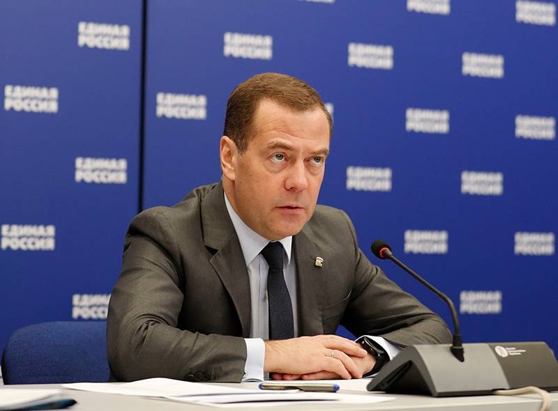 Медведев обсудил правозащитную деятельность "Единой России"