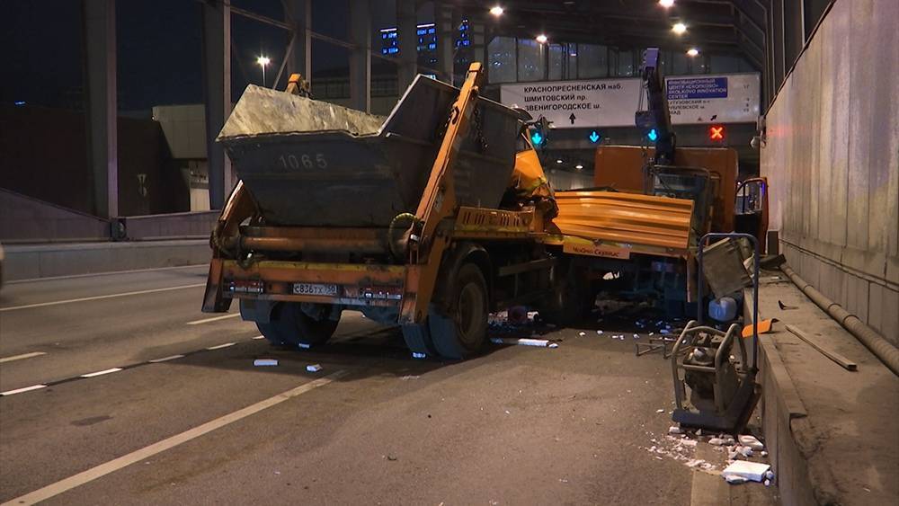 В Москве людей зажало в машине после ДТП с мусоровозом