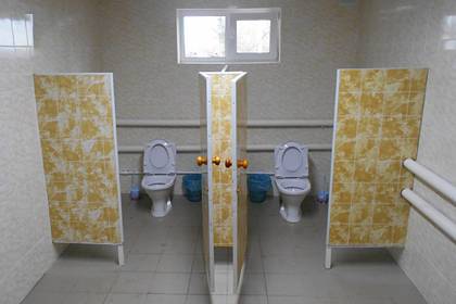 В российской школе торжественно открыли первый за 145 лет туалет в помещении