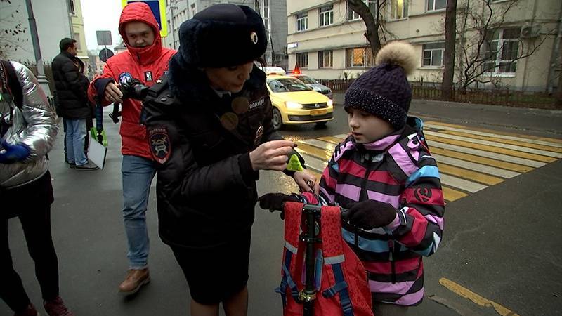 В Москве детям в честь праздника вручили светоотражатели