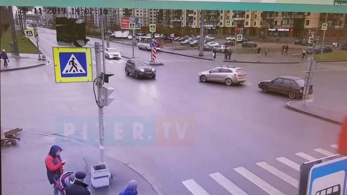 Видео: на перекрестке Кузнецова и Ленинского столкнулись Kia Ceed и&nbsp;Škoda