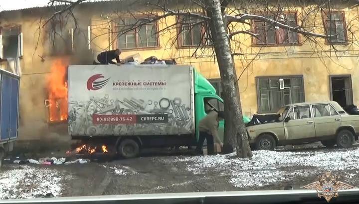 Полицейские с помощью грузовика спасли людей из горящего дома в Подмосковье