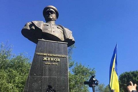 В Харькове националисты снова нагадили на памятник Жукову