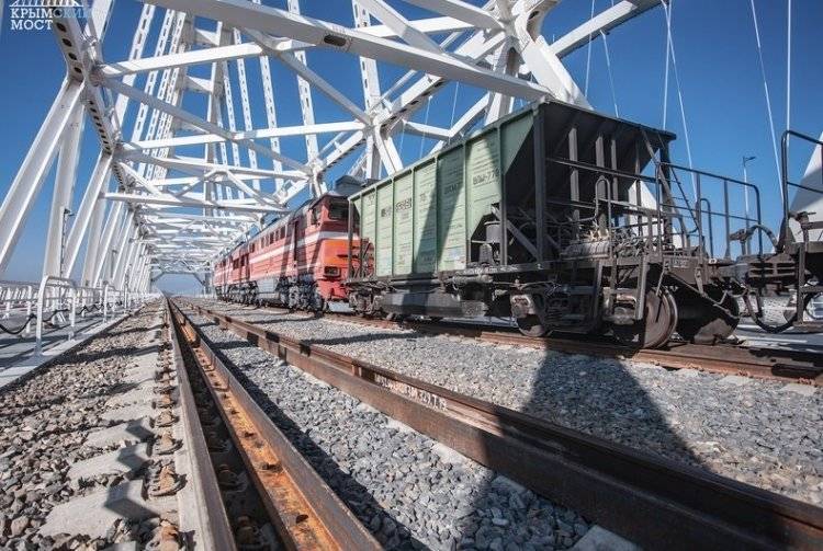 Движение грузовых поездов по Крымскому мосту начнется летом в 2020 году