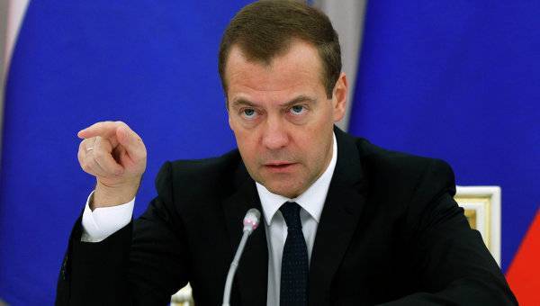 Медведев: общественники и СМИ должны быть привлечены к работе правозащитного центра ЕР