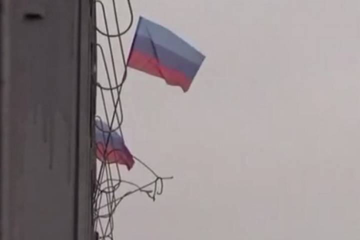 Зеленского в Станице Луганская встретили десятками флагов ЛНР