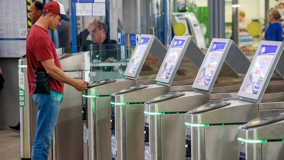 На 12 станциях метро в Петербурге появились дополнительные турникеты с оплатой по банковским картам
