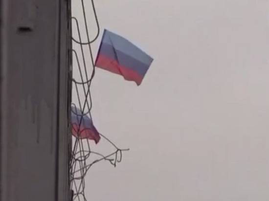 Зеленского в Станице Луганская встретили десятками флагов ЛНР