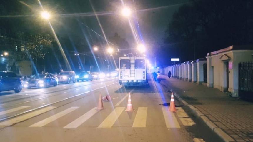 Троллейбус сбил девушку на пешеходном переходе в Петербурге (18+)