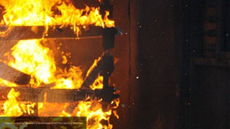 Сотрудники ГИБДД в Подмосковье спасли жителей горящего дома из огня